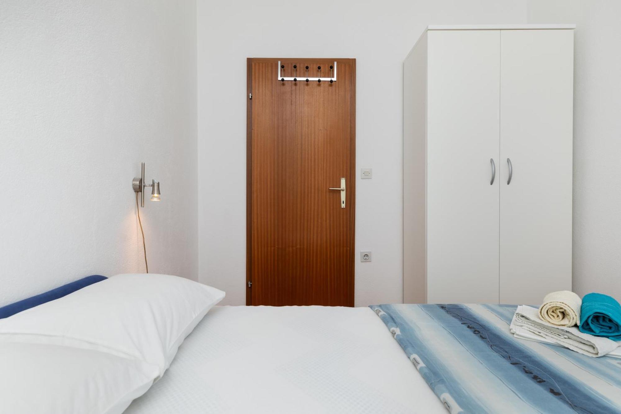 Apartments With A Parking Space Pisak, Omis - 5975 Номер фото